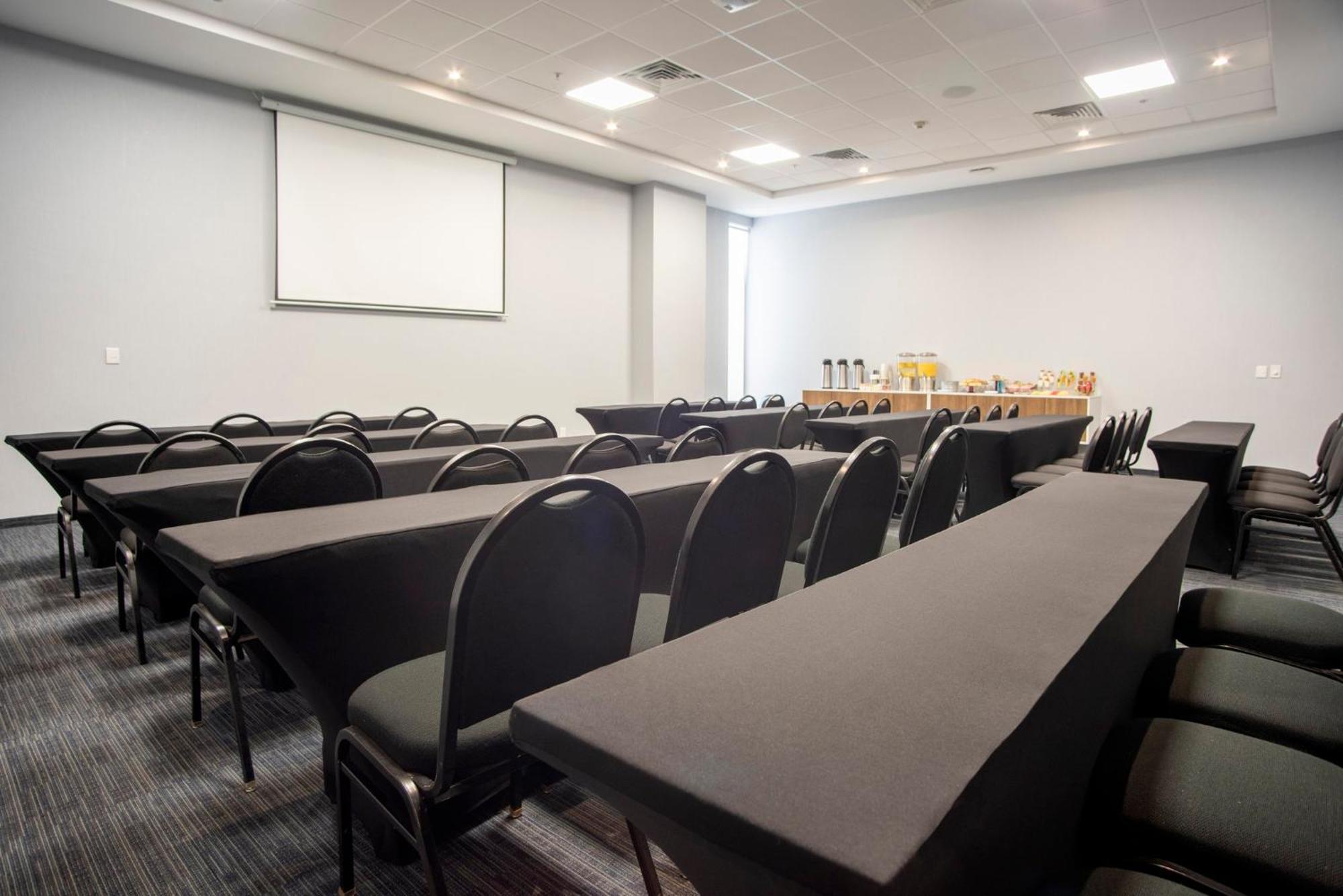 Holiday Inn Express Guadalajara Iteso By Ihg Zapopan Exterior photo
