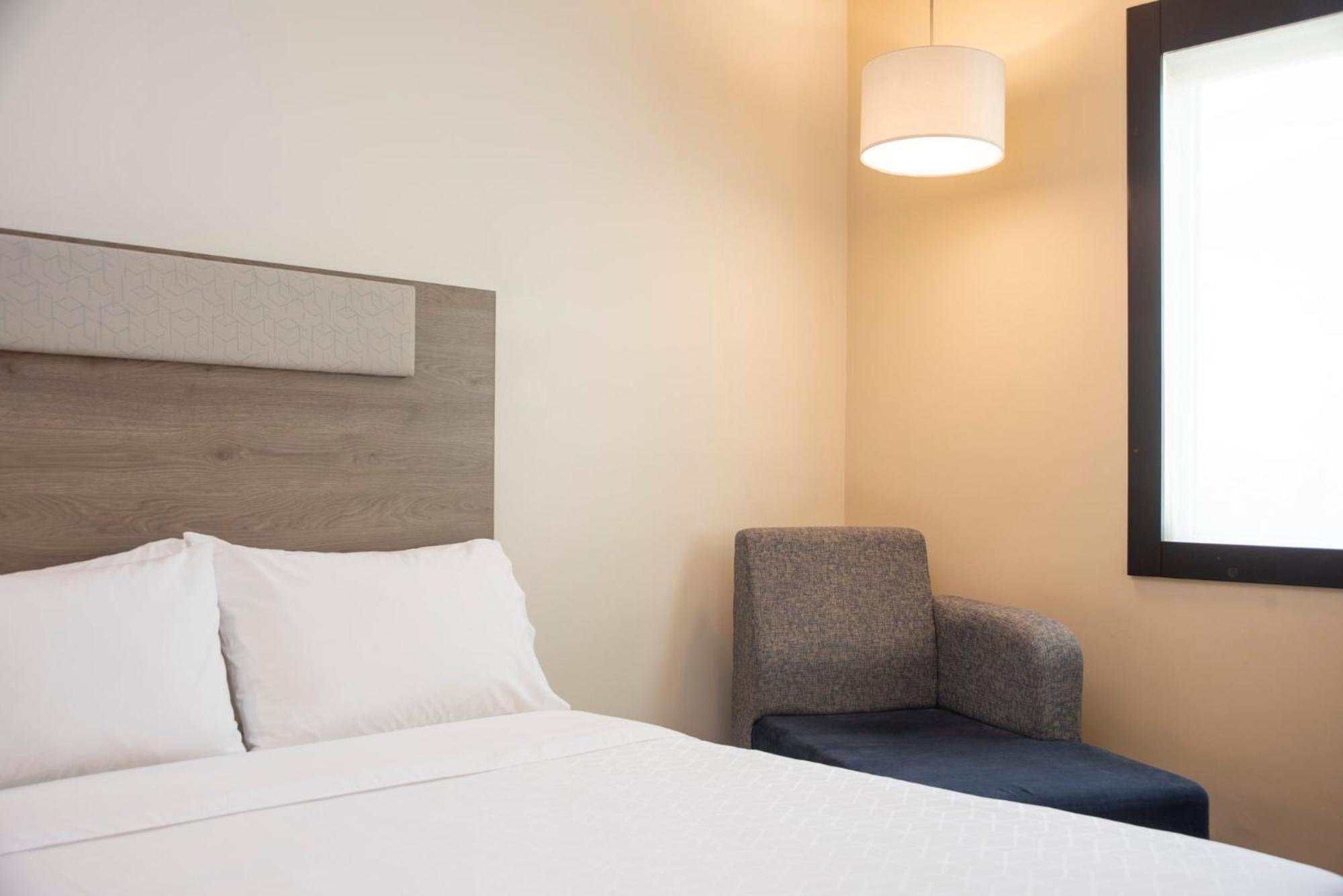 Holiday Inn Express Guadalajara Iteso By Ihg Zapopan Exterior photo